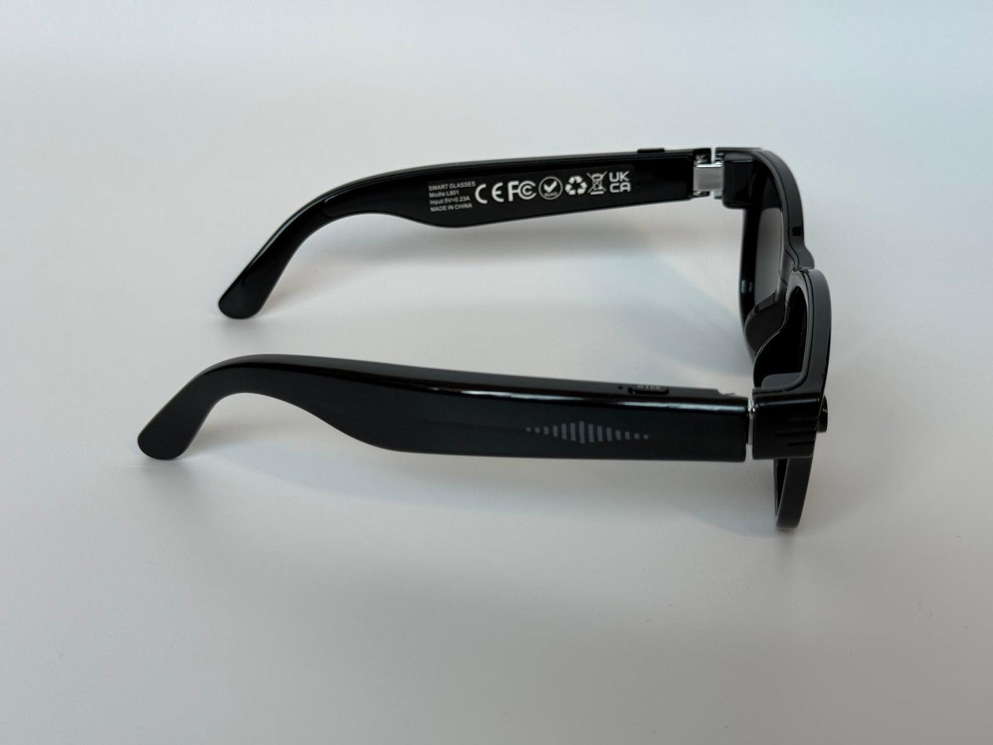 Gafas Inteligentes con el cristal negro, Cámara HD, Bluetooth 5.4, Batería de 220 mAh, Altavoces Estéreo con Bajos, Micrófono con Cancelación de Ruido, Detección de Uso