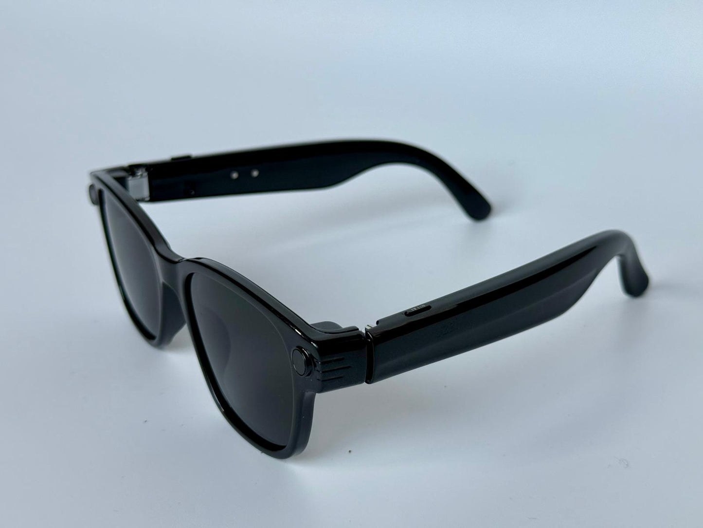 Gafas Inteligentes con el cristal negro, Cámara HD, Bluetooth 5.4, Batería de 220 mAh, Altavoces Estéreo con Bajos, Micrófono con Cancelación de Ruido, Detección de Uso